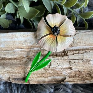 Perfect vintage flower pin! Costume jewelry